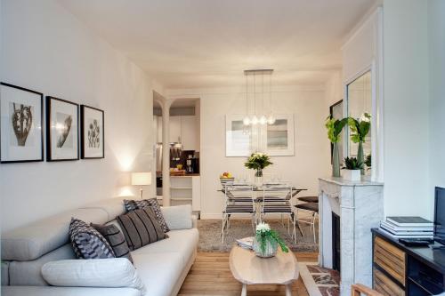 un salon avec un canapé et une table dans l'établissement Paris Sevigne Elegant residence, à Paris