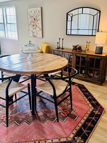 una sala da pranzo con tavolo e sedie su un tappeto di Charming & Luxe Cottage 3 BR 2 BA a Nederland