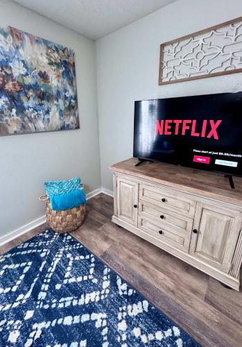 Μια τηλεόραση ή/και κέντρο ψυχαγωγίας στο Comfy 2BR 1BA Apt