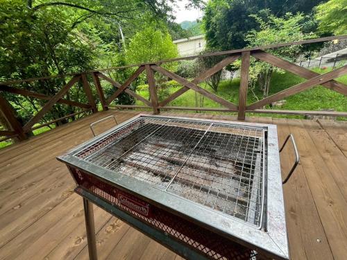 Kemudahan BBQ tersedia untuk tetamu di rumah percutian