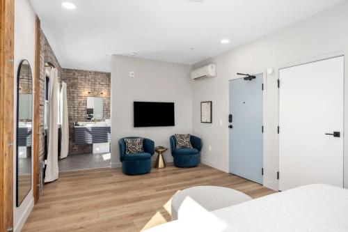TV a/nebo společenská místnost v ubytování 3 Private King Suites - Downtown GR - The BlueJay