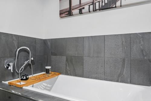 Ένα μπάνιο στο Timber Mill House - 2 Bedroom House