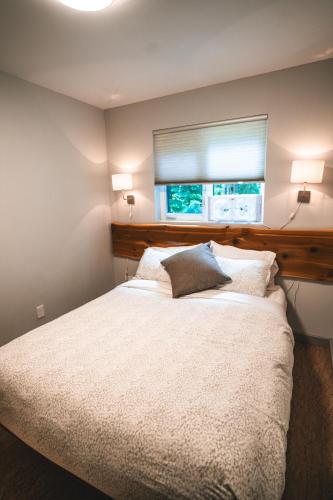 Una cama o camas en una habitación de Across the Creek Cabins
