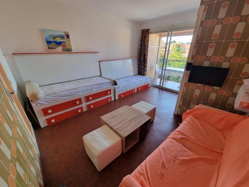 une petite chambre avec deux lits et une table dans l'établissement Collioure: Studio Terrasse et Cuisine Équipée à 170m Plage - FR-1-309-501, à Collioure