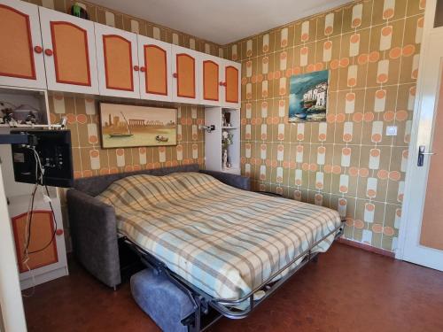 une petite chambre avec un lit dans une pièce dans l'établissement Collioure: Studio Terrasse et Cuisine Équipée à 170m Plage - FR-1-309-501, à Collioure