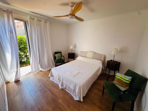 a bedroom with a bed and a ceiling fan at Charmante maison sécurisée avec piscine à Collioure - FR-1-309-454 in Collioure