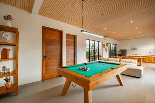 Mesa de billar en CHAO Villas Rooms Recovery Spa