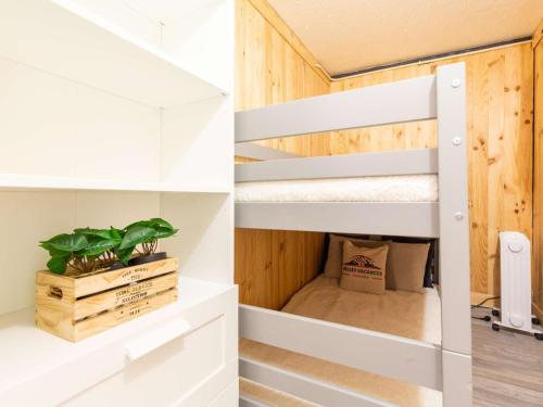 - une chambre avec des lits superposés dans une maison dans l'établissement Studio rénové au pied des pistes, idéal famille - FR-1-296-518, à Saint-Lary-Soulan