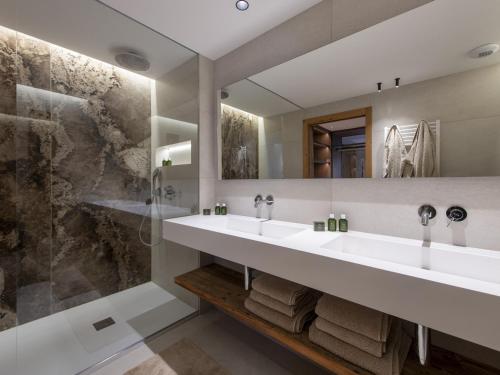 Vannituba majutusasutuses Chalet Alena aux Gets - 6 chambres, sauna, garage privé - FR-1-671-295