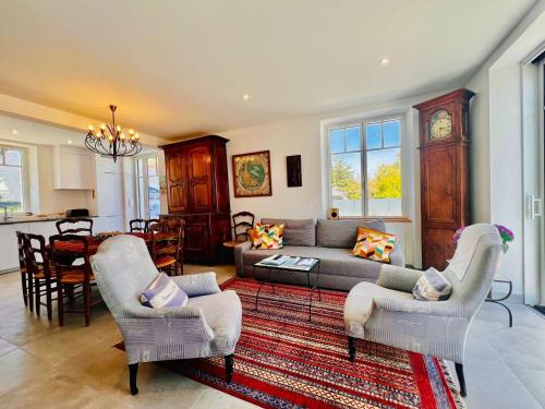 un salon avec un canapé et deux chaises dans l'établissement Saint-Pierre-Quiberon - Villa spacieuse 9 pièces, 14 pers., grand jardin - FR-1-478-319, à Saint-Pierre-Quiberon