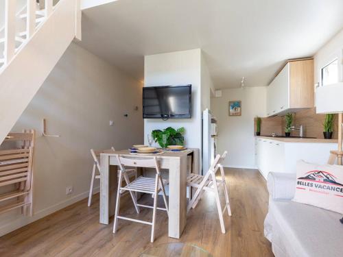 une cuisine et une salle à manger avec une table et des chaises dans l'établissement Duplex Rénové à Saint-Lary-Soulan, 4 Pers, Proche Téléphérique - FR-1-296-515, à Saint-Lary-Soulan