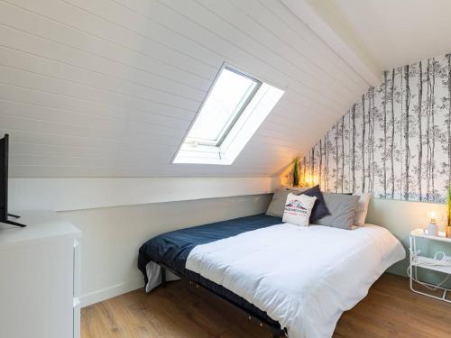 a small bedroom with a bed with a window at Duplex Rénové à Saint-Lary-Soulan, 4 Pers, Proche Téléphérique - FR-1-296-515 in Saint-Lary-Soulan