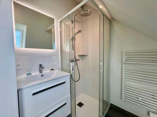 une salle de bain avec un lavabo et une douche dans l'établissement Saint-Pierre-Quiberon - Villa spacieuse 9 pièces, 14 pers., grand jardin - FR-1-478-319, à Saint-Pierre-Quiberon