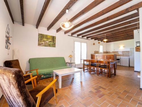 un salon avec un canapé et une table dans l'établissement Charmante maison de vacances à Lit-et-Mixe pour 6 – Près de l’océan et forêt landaise - FR-1-50-181, à Lit-et-Mixe