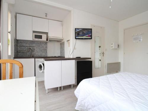 Cette chambre blanche dispose d'un lit et d'une cuisine. dans l'établissement Studio rénové à Balaruc-les-Bains, proche Thermes - FR-1-553-304, à Balaruc-les-Bains