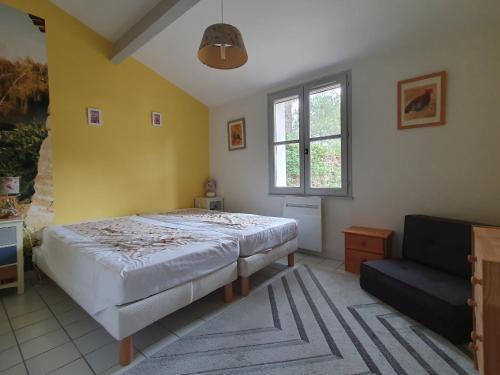 une chambre avec un lit, une fenêtre et un canapé dans l'établissement Maison 4 chambres près plage, forêt, wifi, 8 pers - FR-1-476-241, à La Faute-sur-Mer
