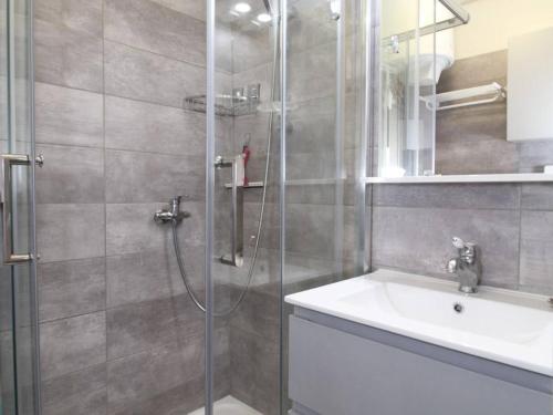 une salle de bain avec douche et lavabo dans l'établissement Studio rénové à Balaruc-les-Bains, proche Thermes - FR-1-553-304, à Balaruc-les-Bains