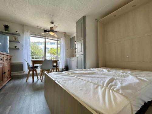 - une chambre avec un grand lit et une salle à manger dans l'établissement Studio 3 personnes - Cap d'Agde avec parking privatif - FR-1-249-440, au Cap d'Agde