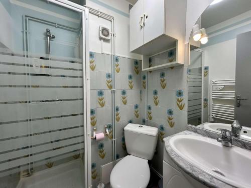 une salle de bain avec toilettes et lavabo dans l'établissement Studio 3 personnes - Cap d'Agde avec parking privatif - FR-1-249-440, au Cap d'Agde