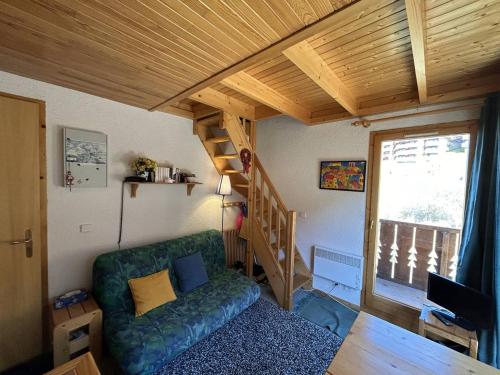 - un salon avec un canapé et un plafond en bois dans l'établissement Appartement familial à Méribel, proche pistes - FR-1-355-273, à Les Allues