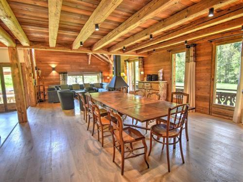 une salle à manger avec une table et des chaises en bois dans l'établissement Chalet spacieux proche téléphérique Nyon avec animaux admis - FR-1-524-138, à Morzine