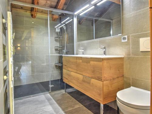 une salle de bain avec un lavabo et des toilettes dans l'établissement Chalet spacieux proche téléphérique Nyon avec animaux admis - FR-1-524-138, à Morzine