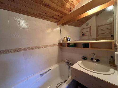 une salle de bain avec un lavabo et une baignoire dans l'établissement Appartement familial à Méribel, proche pistes - FR-1-355-273, à Les Allues