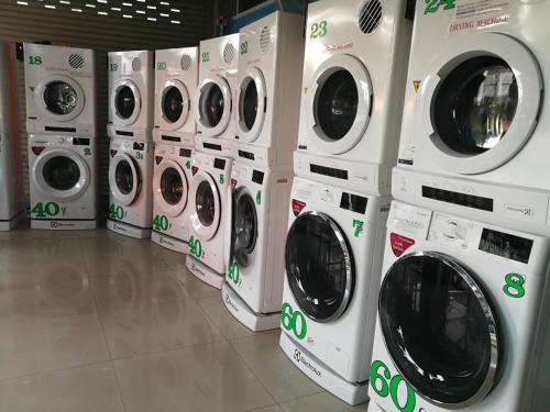 una fila de lavadoras y secadoras en una tienda en Chiang Mai Gate Capsule Hostel, en Chiang Mai
