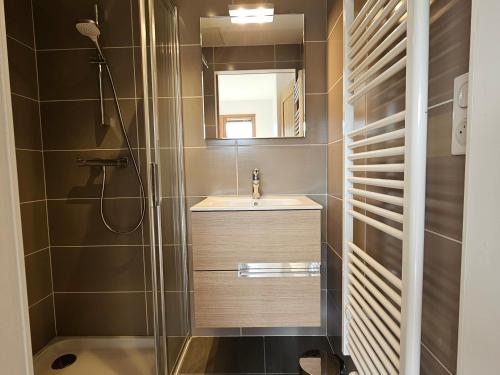 une salle de bain avec un lavabo et une douche dans l'établissement Appartement lumineux, centre proche, terrasse, parking - FR-1-598-190, aux Gets
