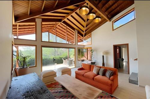 a living room with a couch and a table at Casa ampla e confortável in Cotia
