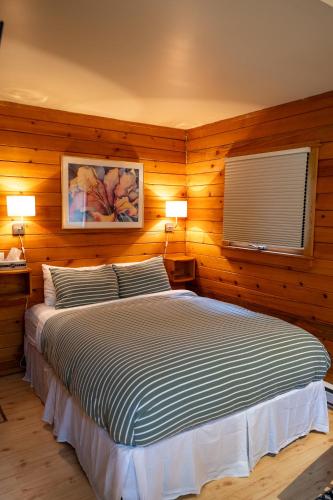 Una cama o camas en una habitación de Across the Creek Cabins
