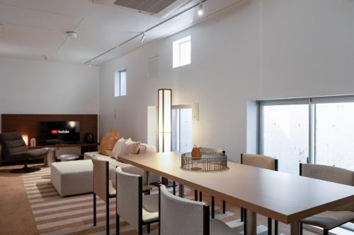 a dining room with a table and chairs at JAPAVISTA r4 in Tokyo