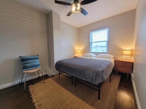 Postel nebo postele na pokoji v ubytování Capitol Hill Adj Home with Parking and Easy Access to Downtown