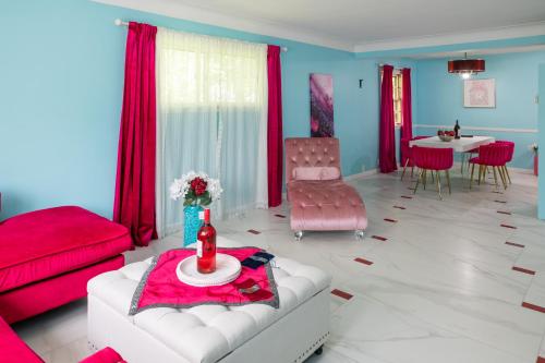 - un salon avec un canapé blanc et des meubles rouges dans l'établissement Little Paris- In Affluent University HTS, à University Heights