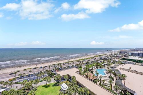 una vista aérea de la playa y el océano en Newly Renovated San Luis Resort luxury condo, en Galveston