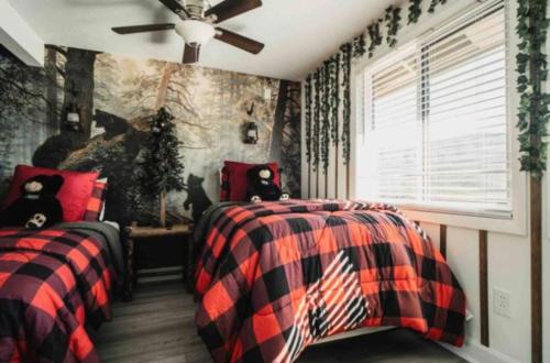 En eller flere senge i et værelse på Smoky Mountain Luxurious Serenity