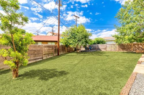 Κήπος έξω από το Spectacular Austin SoCo Townhome