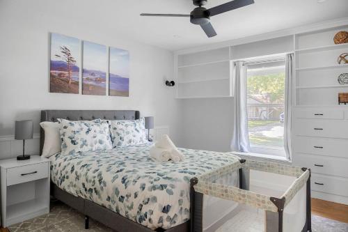 une chambre avec un lit et une fenêtre dans l'établissement Play and Stay Dallas Home with Gym Gameroom and WiFi, à Dallas