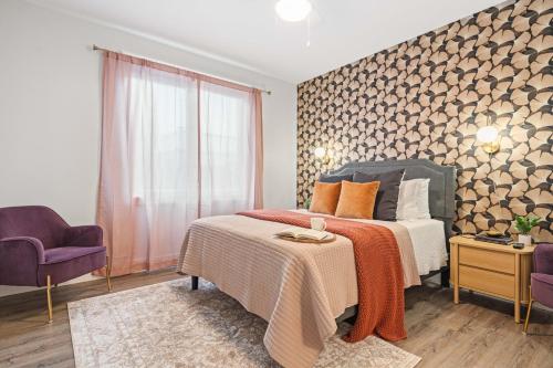 Postel nebo postele na pokoji v ubytování Stone Flora 2BR Condo Near Downtown and Bay