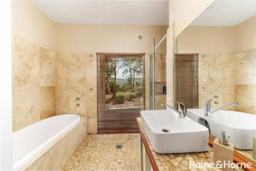 Ένα μπάνιο στο 100 Acres of bush, rainforest, creeks
