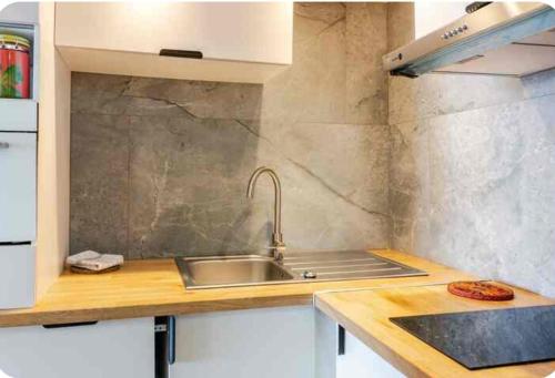 a kitchen with a sink and a counter top at "Belvédère de la Mer" Résidence "Icaros" Wifi-Piscine-Pkg in Begur