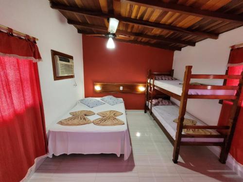 una habitación con dos literas y una escalera en MDQ Hostel Paraty, en Paraty
