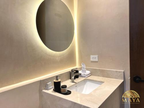 une salle de bain avec un lavabo et un miroir dans l'établissement Peregrina Tulum 302B 1-Bedroom Luxury Condo, à Tulum