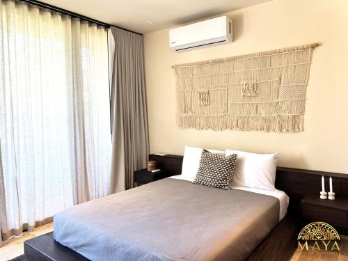 une chambre d'hôtel avec un lit et une fenêtre dans l'établissement Peregrina Tulum 302B 1-Bedroom Luxury Condo, à Tulum