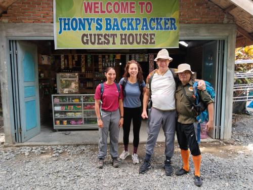 Επισκέπτες που μένουν στο Jhony's Backpacker-Guest House only stay here book treking with us