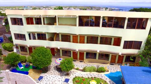 una vista aérea de un edificio con piscina en Galápagos Eco Friendly, en Puerto Baquerizo Moreno