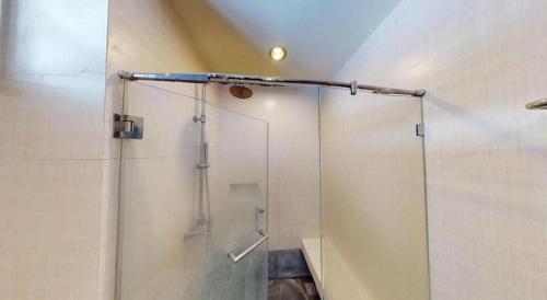una ducha con puerta de cristal en un baño en Maryoo Samui Hotel, en Choeng Mon Beach