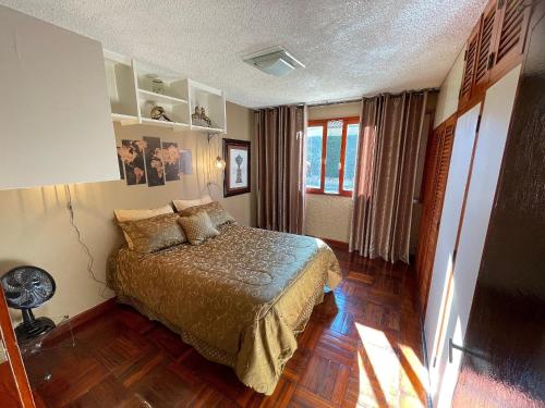 ペトロポリスにあるMansão B@rdô Espaço Gourmet Piscina Petrópolis RJの部屋にベッドがある寝室