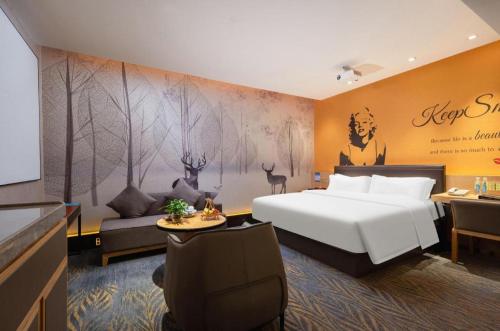 a hotel room with a bed and a desk at Quanzhou Binhai Hotel in Quanzhou