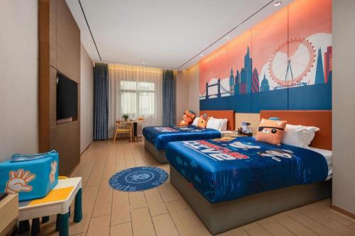 a hotel room with two beds and a tv at Quanzhou Binhai Hotel in Quanzhou